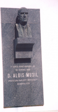 Pamětní deska s bustou Aloise Musila v Rychtářově u Vyškova  