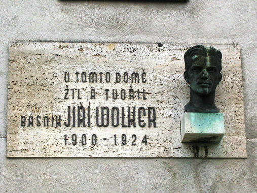 Pamětní deska s bustou Jiřího Wolkera na Svatém Kopečku u Olomouce