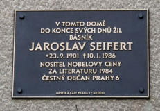 Pamětní deska Jaroslava Seiferta v Praze v ulici U Ladronky
