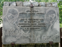 Pamětní deska Aloise Jiráska a T. G. Masaryka  v Hronově