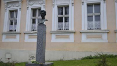 Pomník s bustou Bohumila Havlasy ve Strunkovicích nad  Blanicí