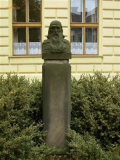 Busta Jana Amose Komenského před školou v Hradci Králové-Kuklenách