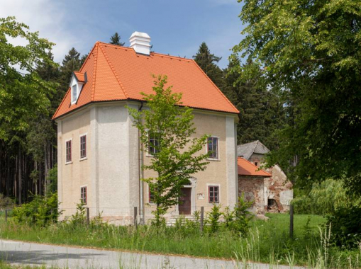 Pamětní deska Otokara Březiny na budově Myslivny Majdalena  v Krasonicích