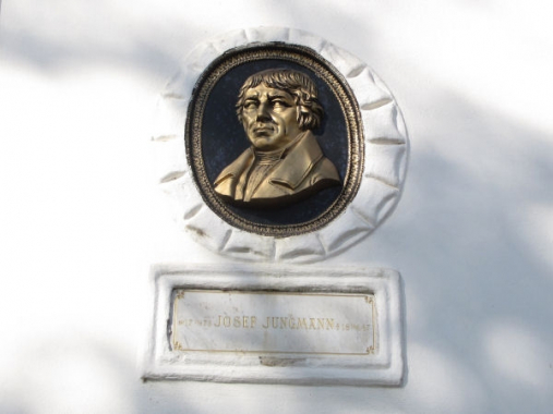 Pamětní deska Josefa Jungmanna a jeho reliéf v Buděticích