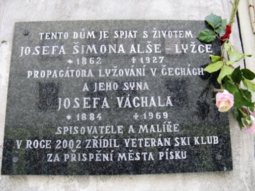Pamětní deska Josefa Váchala a jeho otce v Písku  