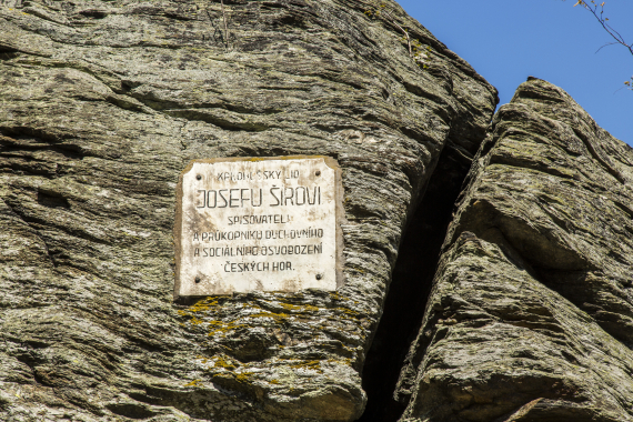 Pamětní deska Josefa Šíra na Jindrově skále