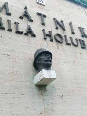 Busta Emila Holuba v Holicích na budově Afrického muzea