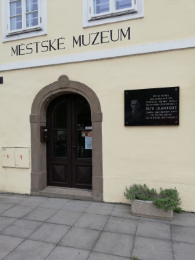 Pamětní deska Petera Jilemnického na rodném domě  v Letohradě