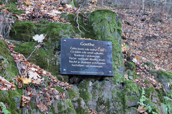 Desky s básní Johanna Wolfganga von Goetha v Karlových Varech 
