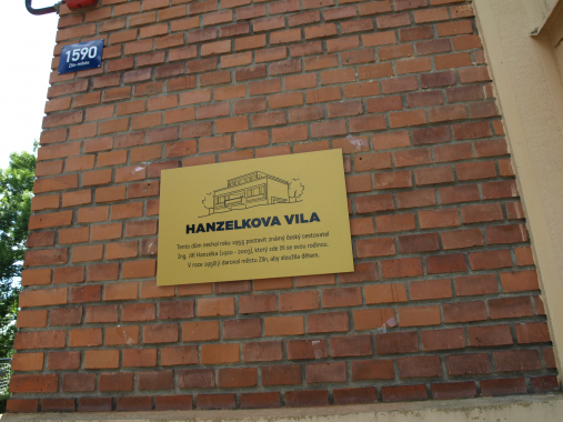 Pamětní deska Jiřího Hanzelky ve Zlíně