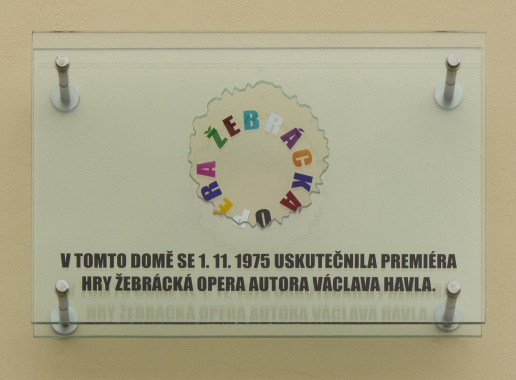 Pamětní deska premiéry hry Václava Havla Žebrácká opera