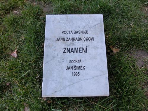 Pomník „Znamení“ obětem nesvobody – pamětní desky Jana Zahradníčka