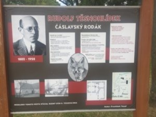 Informační panel na místě rodného domu  Rudolfa Těsnohlídka v Čáslavi