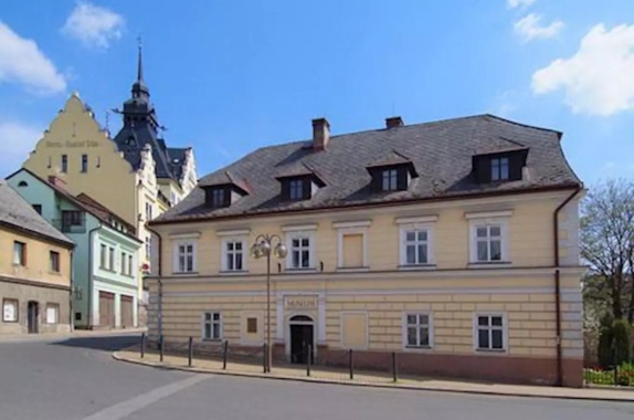 Pamětní deska Ivana Olbrachta v Semilech