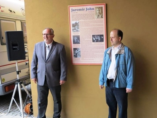 Pamětní tabule Jaromíra Johna v Novém Městě nad Metují