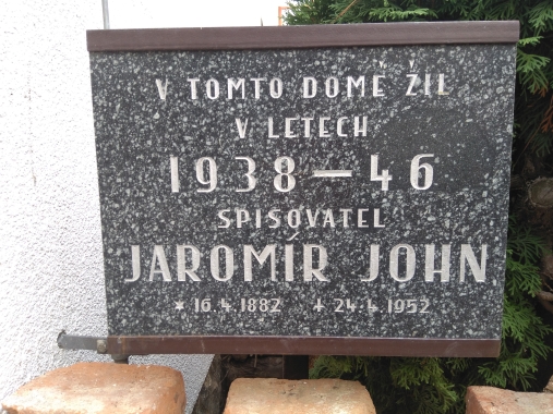 Pamětní deska Jaromíra Johna ve Slatiňanech