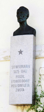 Busta s pamětní deskou  Stanislava Kostky Neumanna v Praze