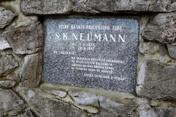 Památník Stanislava Kostky Neumanna u vrchu Šumbera