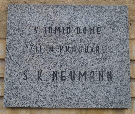 Pamětní deska  Stanislava Kostky Neumanna v Bílovicích nad Svitavou