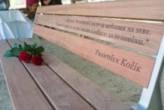 Lavička Františka Kožíka v Luhačovicích