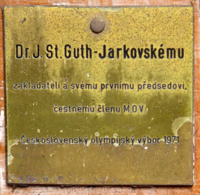 Pamětní deska Jiřího Stanislava Gutha-Jarkovského na náhrobní desce na Olšanech