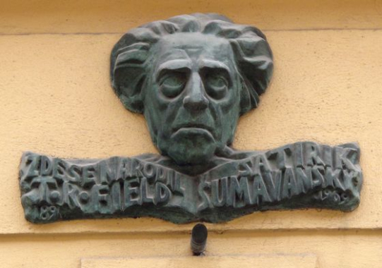 Basreliéf T. R. Fielda v Praze