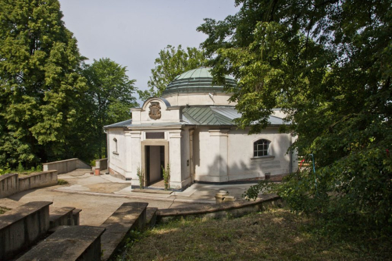 Památník Marie von Ebner-Eschenbach s její hrobkou ve Zdislavicích