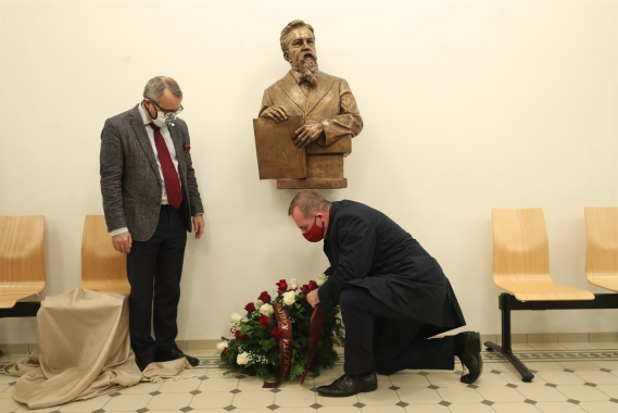 Busta Eduarda Alberta ve Fyziologickém ústavu v Praze