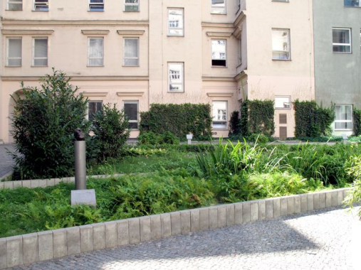 Busta Guillamea Apollinairea s pamětní deskou v Praze