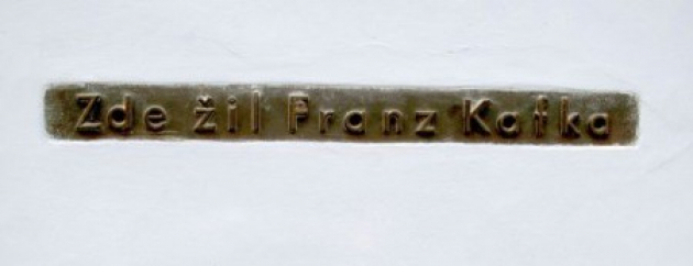 Pamětní deska Franze Kafky ve Zlaté uličce v Praze