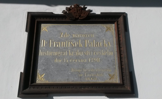 Pamětní deska Františka Palackého na rodném domku  v Hodslavicích