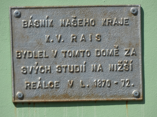 Pamětní deska K. V. Raise na jeho pobyt během studií na Učitelském ústavu v Jičíně 1873–76