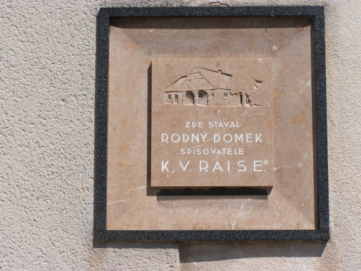 Pamětní deska Karla Václava Raise v Lázních Bělohrad 