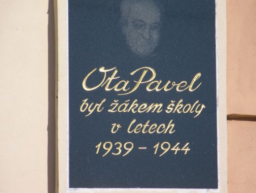 Pamětní deska Oty Pavla na budově školy v Buštěhradě  
