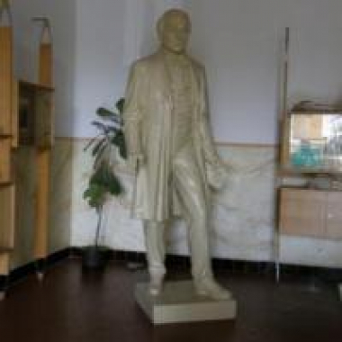 Socha Františka Ladislava Čelakovského ve škole ve Strakonicích