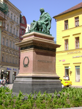 Socha Josefa Jungmanna v Praze