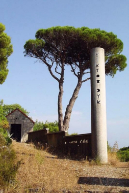 Pamětní pylon Viktora Dyka na ostrově Lopud (Chorvatsko)