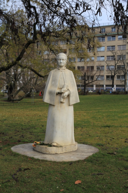 Pomník Elišky Krásnohorské v Praze na Karlově náměstí