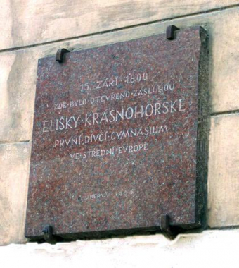 Pamětní deska Elišky Krásnohorské v Praze v Pštrossově ulici