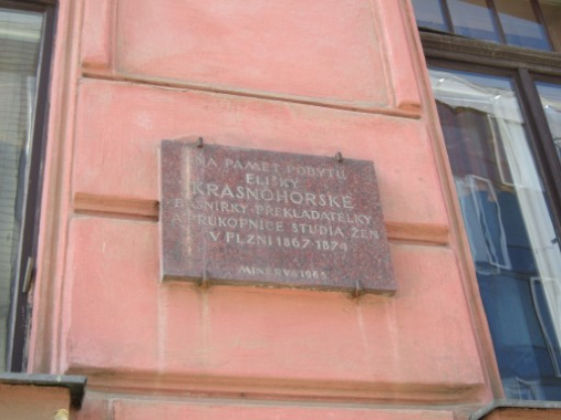 Pamětní deska Elišky Krásnohorské v Plzni