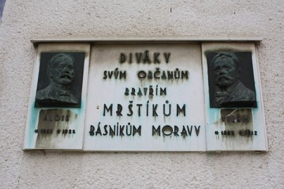 Pamětní deska bratří Mrštíků v Divákách