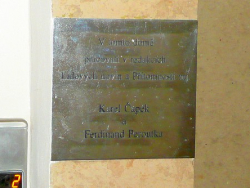 Pamětní deska Ferdinanda Peroutky a Karla Čapka v Praze