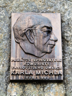 Reliéfní pamětní deska Karla Michla v Děštné v Orlických horách