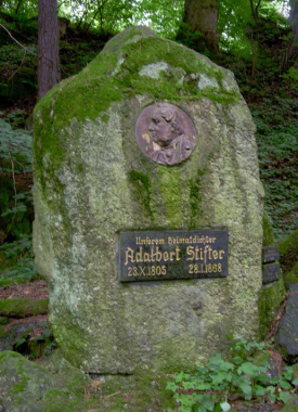 Pamětní relief Adalberta Stiftera v lese u Benešova nad Černou  