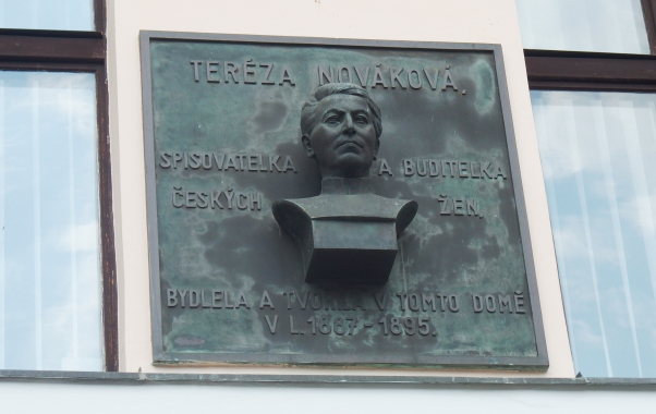 Pamětní deska Terézy Novákové s bustou v Litomyšli  