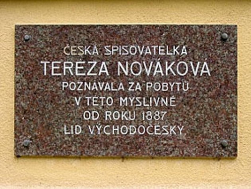 Pamětní deska Terézy Novákové v Budislavi u Litomyšle  