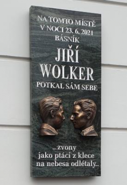 Dememoriální deska „Wolker vs Wolker“ v Prostějově