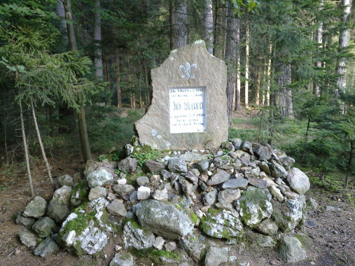 Pamětní deska Jiřího Wolkera v Orlovských lesích