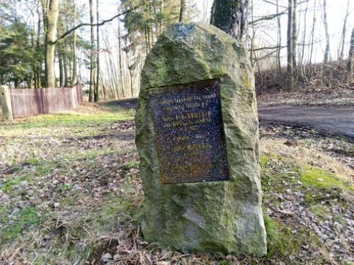 Pamětní deska Jiřího Wolkera v Orlovských lesích – zámecký park Světlá nad Sázavou