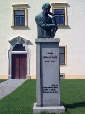 Socha Antonína Sovy v Pacově